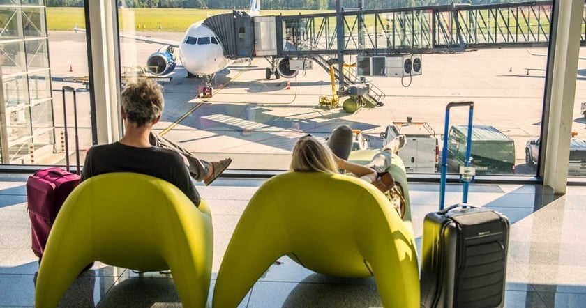 Pasażerowie chętnie podróżują z wrocławskiego lotniska (zdjęcie ilustracyjne)