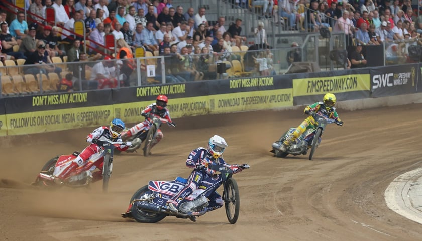 Żużlowcy ścigają się podczas Grand Prix na Stadionie Olimpijskim we Wrocławiu w 2023 r.