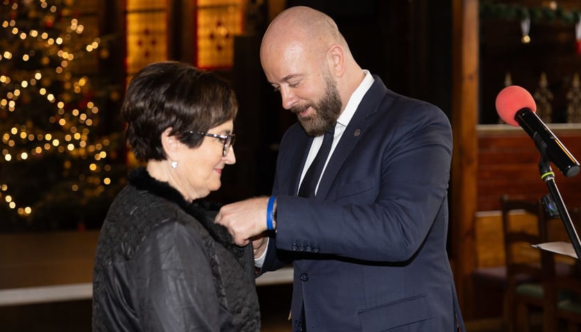 Regina Adamczyk cieszy się wielkim szacunkiem współpracowników, uchodzi przy tym za osobę ciepłą, o szlachetnym sercu i wielkiej empatii