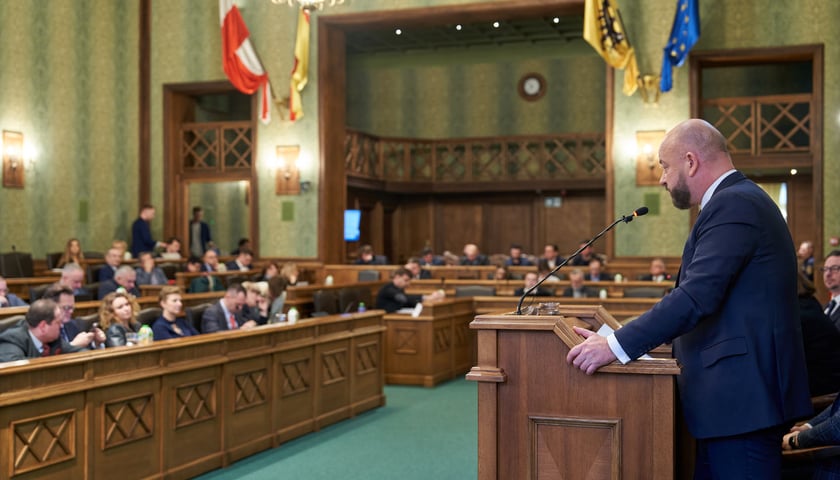 Jacek Sutryk na sesji Rady Miejskiej Wrocławia