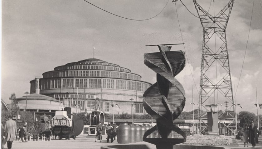 Wystawa Ziem Odzyskanych we Wrocławiu, 1948, autor Jan Bułhak