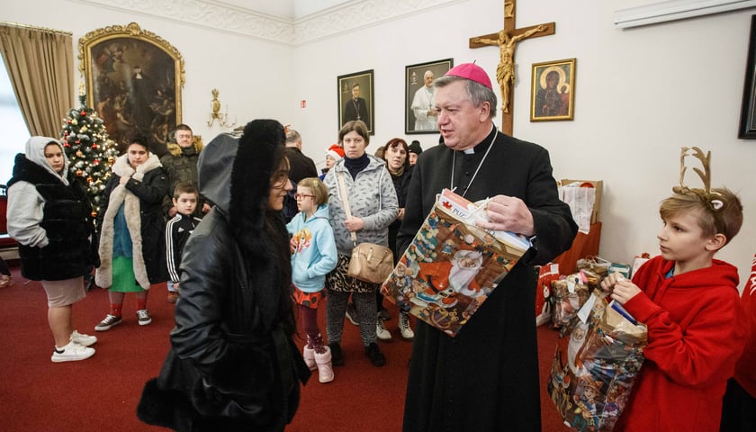 Wręczenie prezentu dla potrzebujących dzieci w ramach akcji Nasza Paka zorganizowanej przez wrocławski Caritas