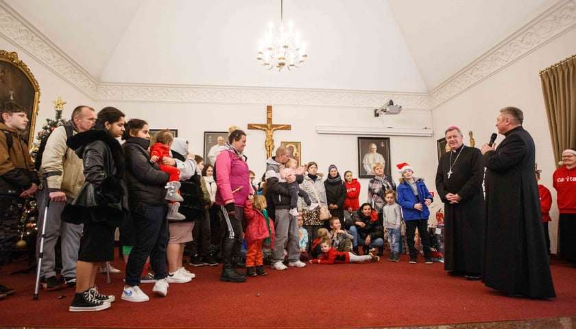 Wręczenie prezentów dla potrzebujących dzieci w ramach akcji Nasza Paka zorganizowanej przez wrocławski Caritas