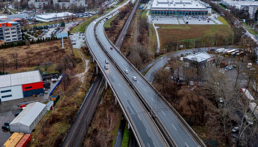 Estakada w ciągu al. Sobieskiego. Ze względu na zły stan techniczny, samochody będą nią jeździć tylko jednym pasem. 