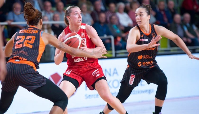 Trzy kobiety grają w koszykówkę