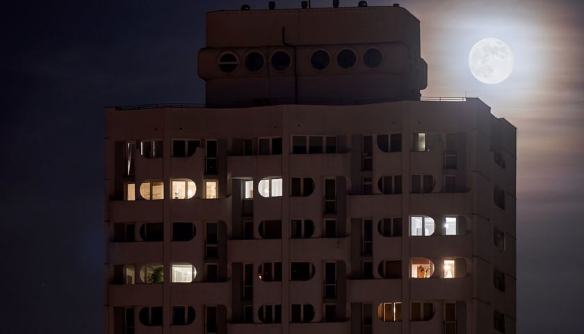 Pełnia Zimnego Księżyca nad wrocławskim Manhattanem przy pl. Grunwaldzkim
