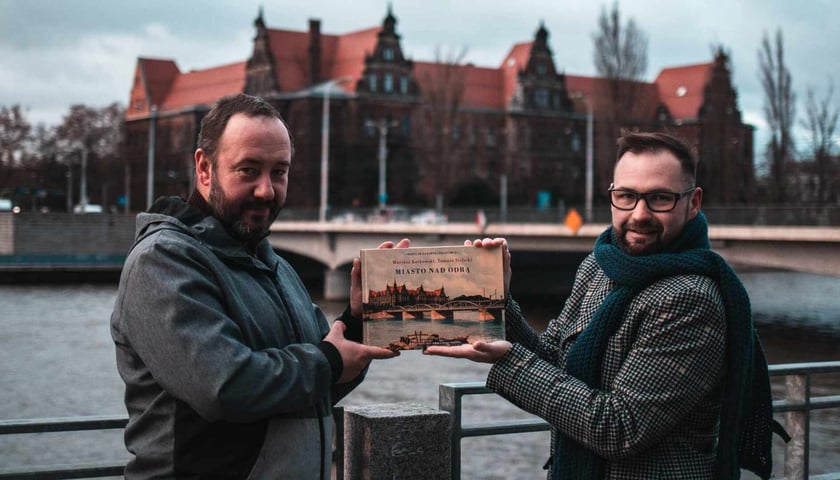 Mariusz Kotkowski i Tomasz Sielicki z wydawnictwa Wrocławski Neptun prezentujący swój najnowszy album "Miasto nad Odrą"