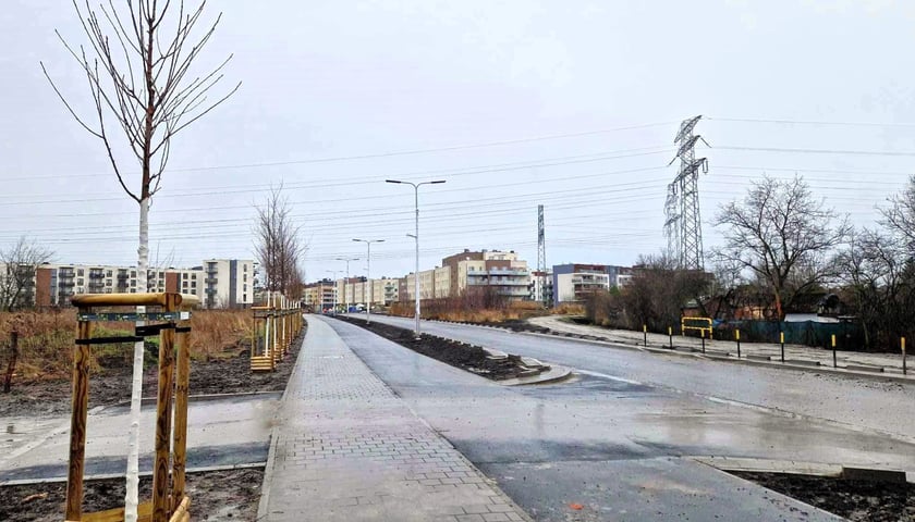 Nowe inwestycje mieszkaniowe wymagają nowych dróg. Na zdjęciu trasa łącząca Klecinę z Oporowem - ul. Jutrzenki z Kupiecką.