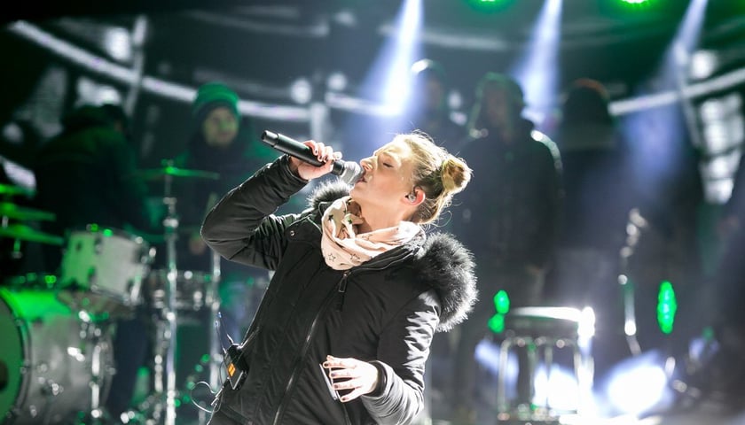 Wokalistka na scenie w trakcie próby przed imprezą sylwestrową. Zdjęcie archiwalne, ilustracyjne.