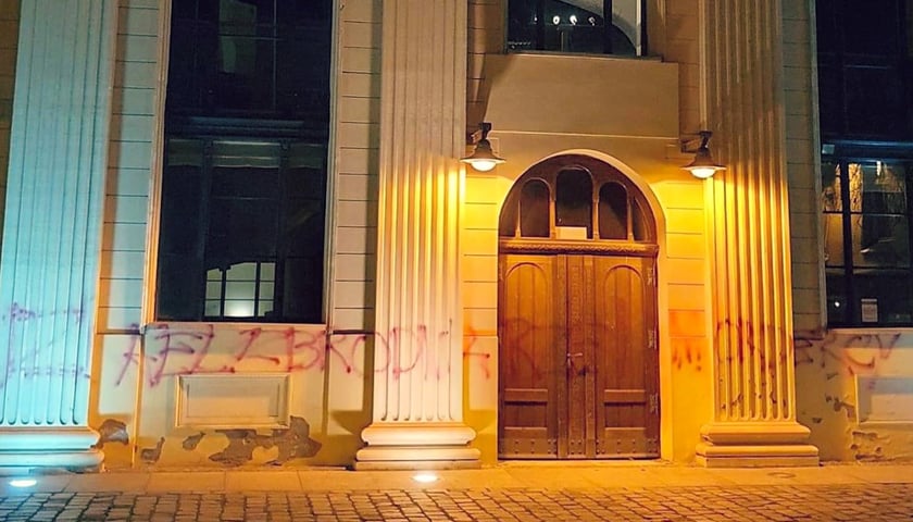 Synagoga z wymalowanym antysemickim napisem. 
