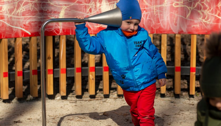 Chłopiec bawiący się na placu zabaw zrealizowanym z WBO, zdjęcie ilustracyjne