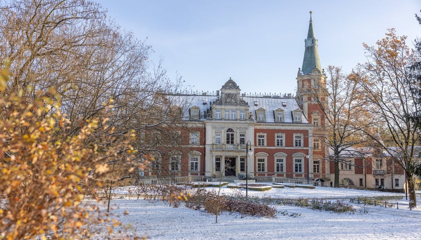 Dawny majątek Kornów w zimowej odsłonie.