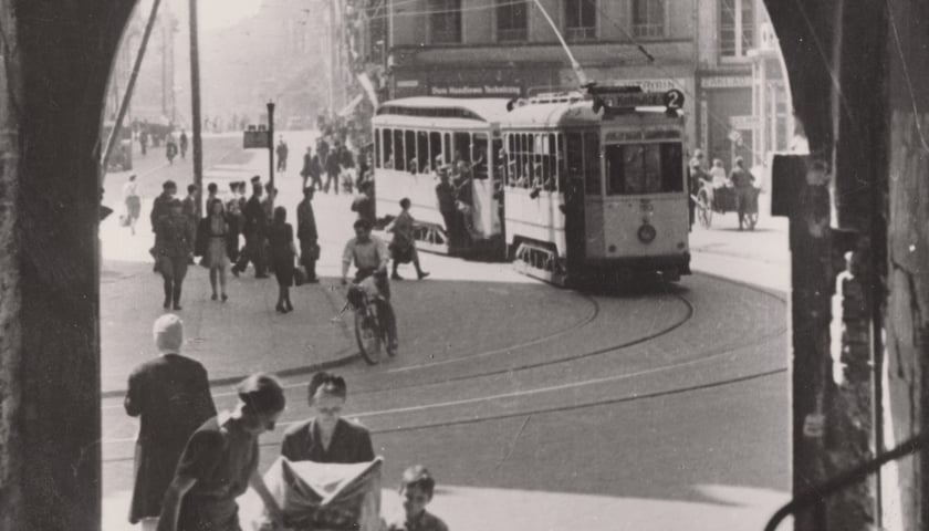 Tramwaj linii 2 skręcający w ulicę Szajnochy, Wrocław 1947 rok.