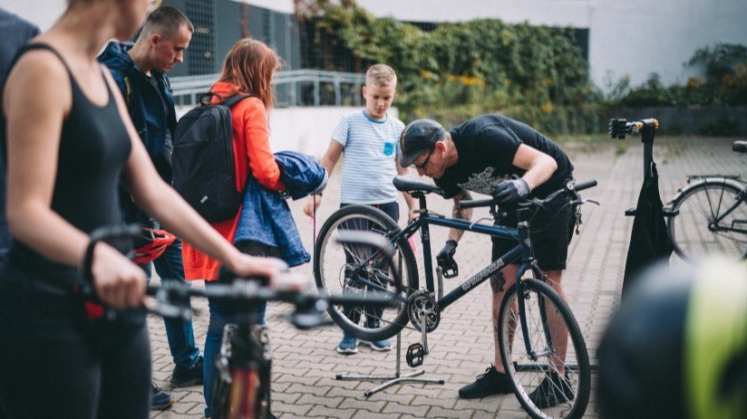Akcja naprawiania rowerów podczas Dnia Trójkąta na Przedmieściu Oławskim - sierpień 2021. Fachowcy z wrocławskiej Rowerowni we wrześniu naprawiają jednoślady  w ramach Kliniki Rowerowej - jednego z projektów tegorocznego Europejskiego Tygodnia Zrównoważonego Transportu.