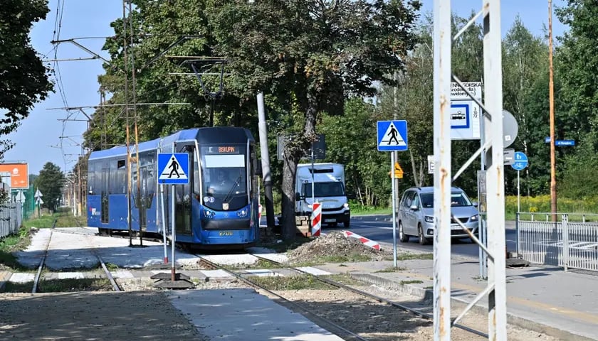 Na zdjęciu ubiegłoroczny remont przejazdu drogowego na przecięciu torowiska i ul. Kamiennogórskiej. To będzie początek nowej inwestycji - remontu torowiska - które zostanie gruntownie zmodernizowane aż do wysokości przystanku "Jeleniogórska". 