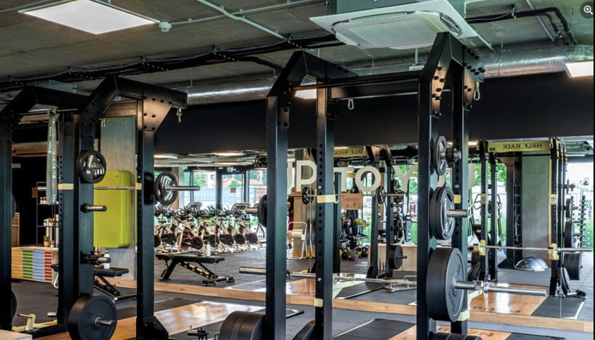 <p>Wnętrze Klubu Fitness Up z maszynami do ćwiczeń</p>