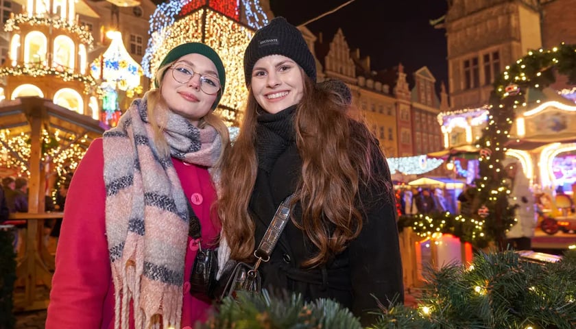 Dwie młode kobiety na Jarmarku Bożonarodzeniowego we Wrocławiu