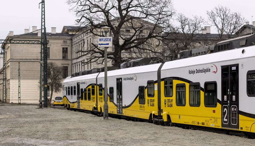 Pociąg na dworcu Wrocław Świebodzki. Ten wjechał tam tylko pokazowo w marcu 2023 r. Prawdopodobnie składy na Świebodzkim staną się codziennym widokiem w 2026 r., gdy zostaną uruchomione połączenia m.in. na trasie Wrocław Świebodzki - Środa Śląska. 