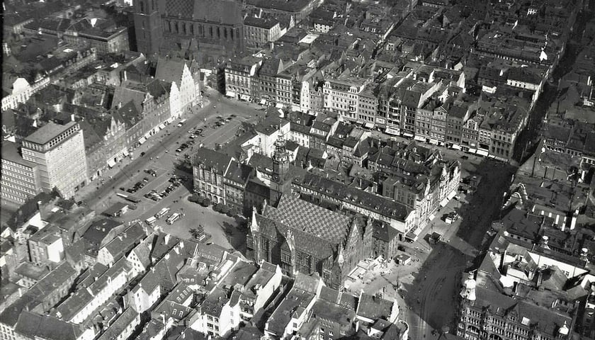 1938, Widok na Rynek i plac Solny od strony wschodniej. Widać nawet tramwaje