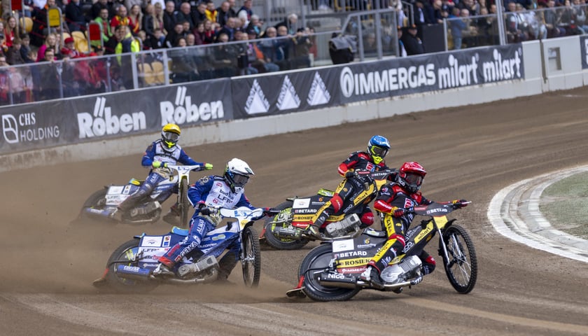 Artiom Łaguta, Tai Woffinden, Dan Bewley wraz z kolegami z Betardu Sparty Wrocław mimo problemów zdrowotnych wywalczyli w tym sezonie wicemistrzostwo Polski