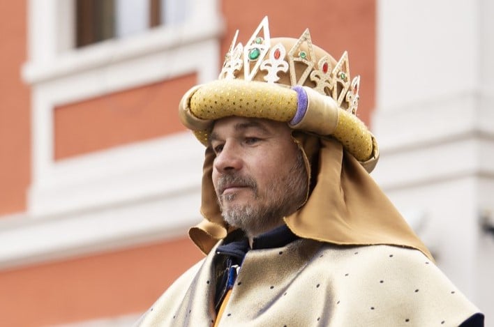 na zdjęciu strażnik miejski Jacek Góral w stroju króla Melchiora podczas Orszaku Trzech Króli w 2025 r.