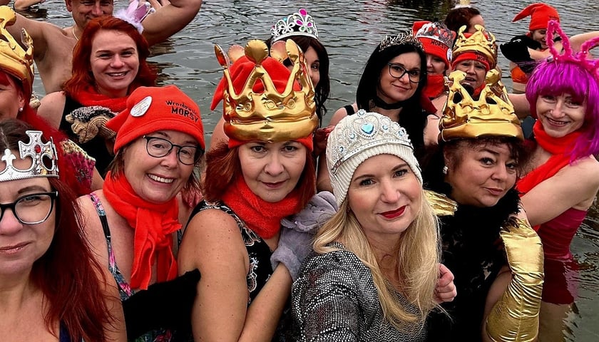 Kobiety i mężczyźni w wodzie, na głowach mają papierowe korony.  Królewskie morsowanie z okazji Święta Trzech Króli 