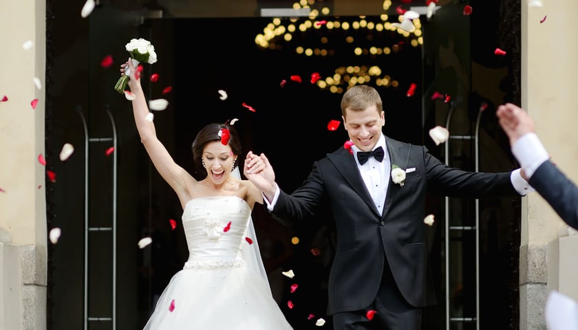 Na zdjęciu para nowożeńców. Zdjęcie ilustracyjne