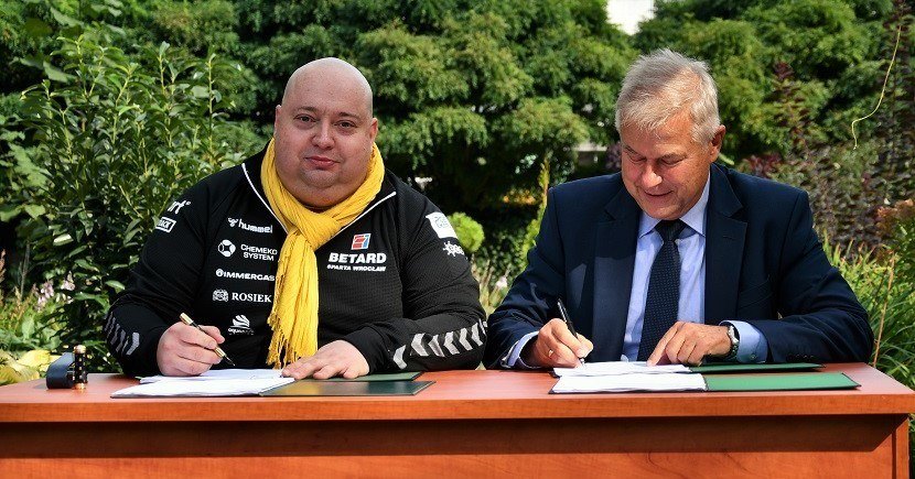 Krzysztof Balawejder, prezes MPK i Maciej Chorowski, prezes NFOŚiGW, 27 września 2021 r. podpisali umowę na dofinansowanie pierwszych elektrycznych autobusów dla Wrocławia