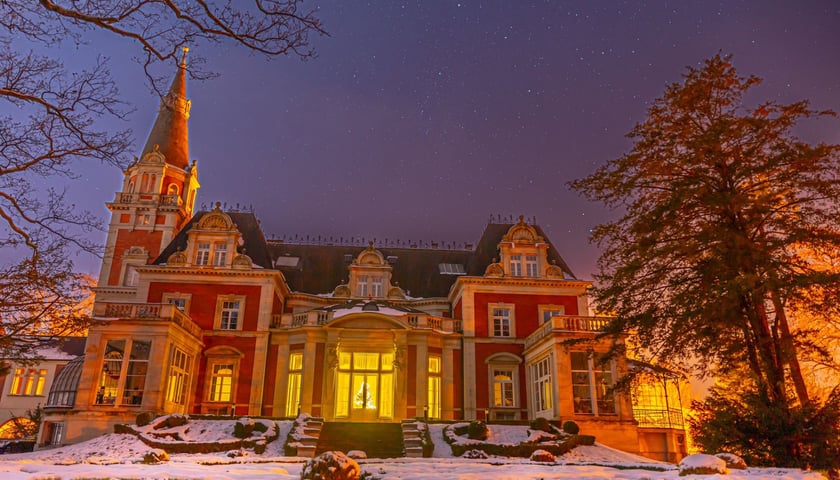 Pałac Kornów w Pawłowicach wieczorem w zimowej odsłonie