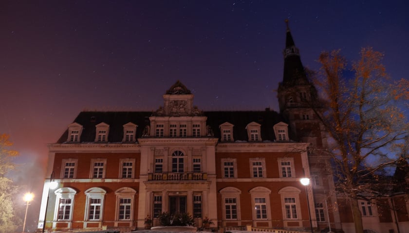 <p>Obiekt został zbudowany pod koniec XIX dla Heinricha von Korna &ndash; wydawcy, drukarza i mecenasa sztuki, kt&oacute;rego podobizna na płaskorzeźbie zdobi dziś wrocławski Ratusz.&nbsp;</p>