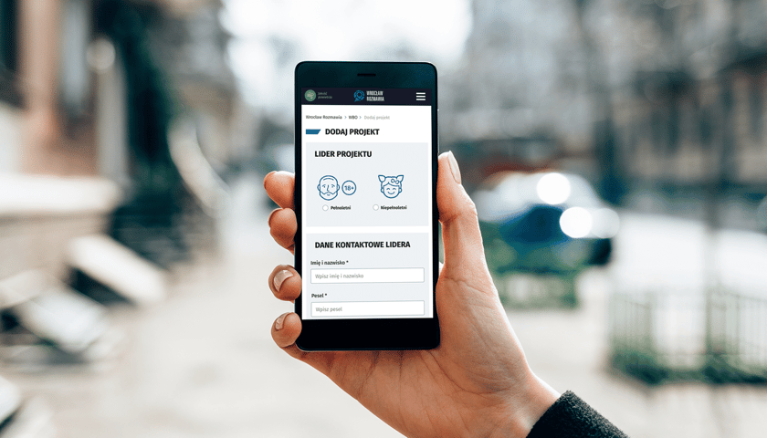 Smartfon z wyświetlonym formularzem zgłoszenia projektu do WBO