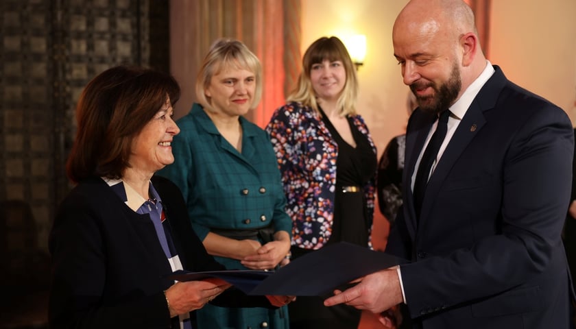 Uroczystość wręczenia wyróżnień prezydenta Wrocławia dla zaangażowanej społecznie młodzieży oraz współpracujących z nią naukowców, nauczycieli, przedstawicieli organizacji pozarządowych. Wrocław., 10 stycznia 2024