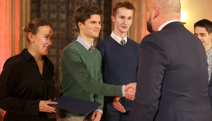 Uroczystość wręczenia wyróżnień prezydenta Wrocławia dla zaangażowanej społecznie młodzieży oraz współpracujących z nią naukowców, nauczycieli, przedstawicieli organizacji pozarządowych. Wrocław., 10 stycznia 2024