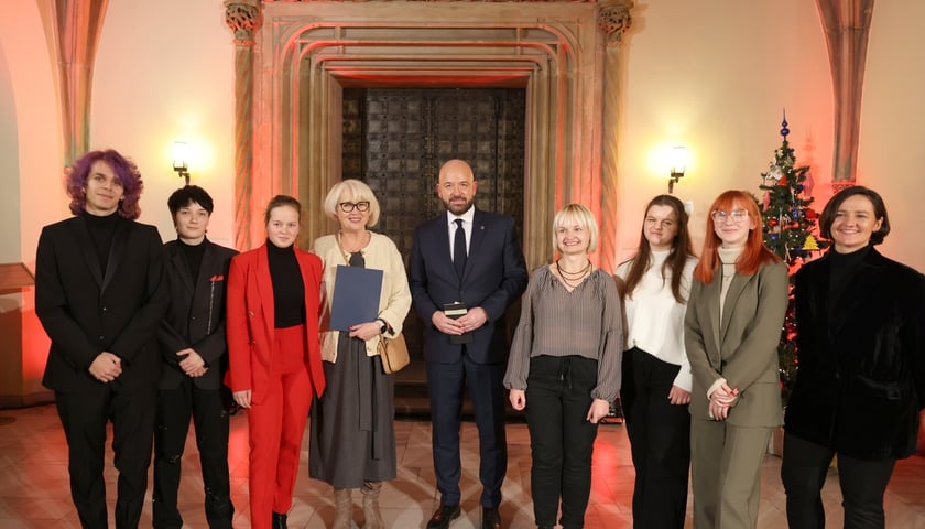 Uroczystość wręczenia wyróżnień prezydenta Wrocławia dla zaangażowanej społecznie młodzieży oraz współpracujących z nią naukowców, nauczycieli, przedstawicieli organizacji pozarządowych. Wrocław., 10 stycznia 2024