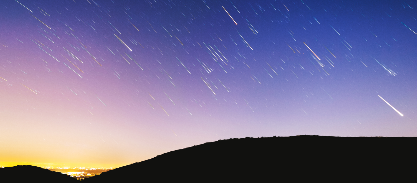 Na zdjęciu góra Black Mountain w Kalifornii w USA z uchwyconym deszczem meteorów w tle.