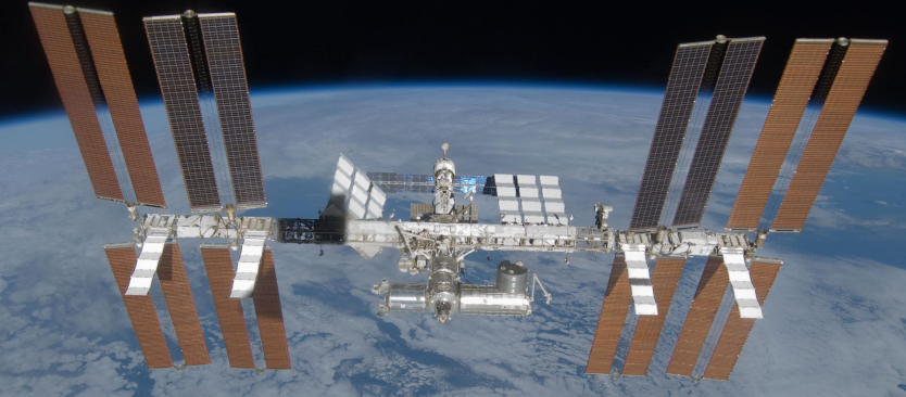 Na zdjęciu Międzynarodowa Stacja Kosmiczna (ISS) na tle Ziemi, widziana z odlatującego promu kosmicznego Discovery.