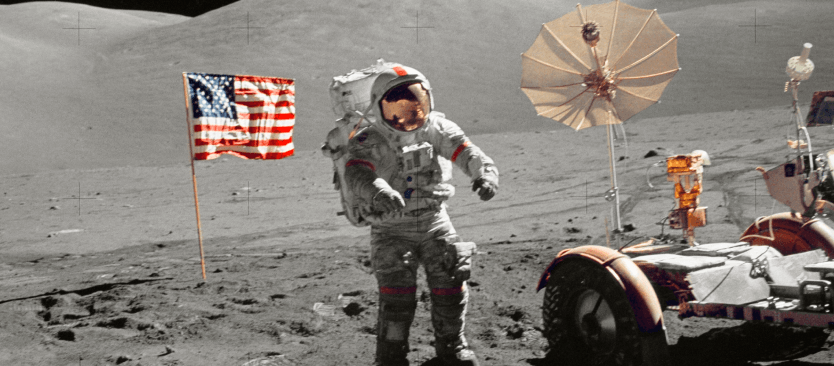 Na zdjęciu astronauta Eugence A. Cernan spacerujący po Księżycu podczas misji Apollo.