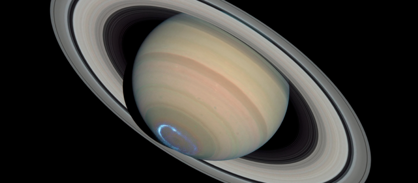 Na zdjęciu Saturn z widoczną zorzą polarną na biegunie.