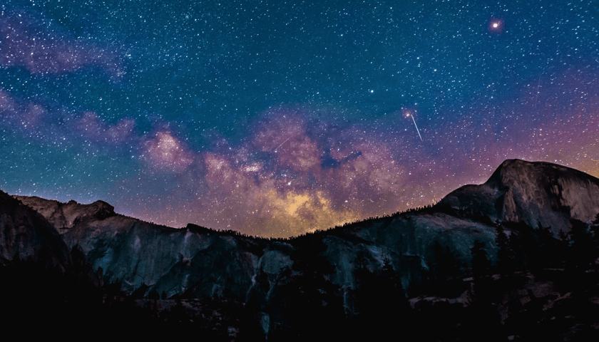 Na zdjęciu nocny widok na Half Dome w Parku Narodowym Yosemite w stanie Kalifornia w USA. Sprawdź, co zobaczysz dzisiaj na niebie!