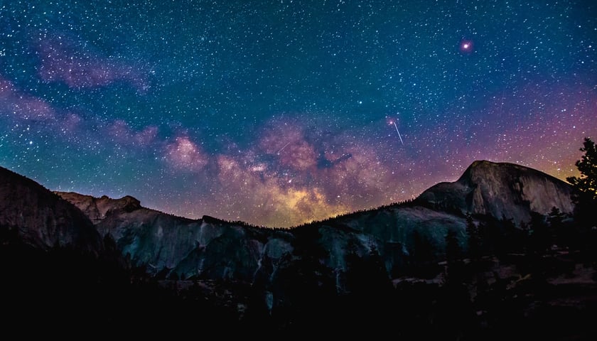 Na zdjęciu Half Dome, czyli granitowa formacja skalna w Parku Narodowym Yosemite w stanie Kalifornia w USA sfotografowana podczas nocy.