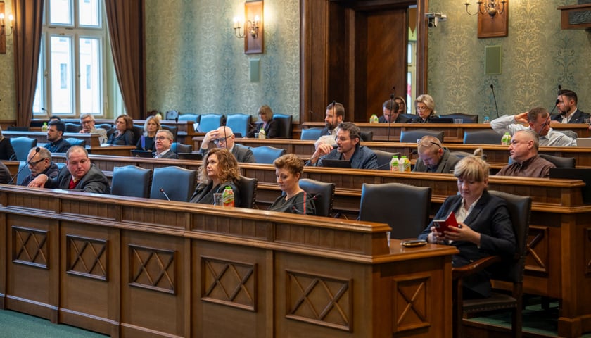 Radni podczas sesji Rady Miejskiej Wrocławia