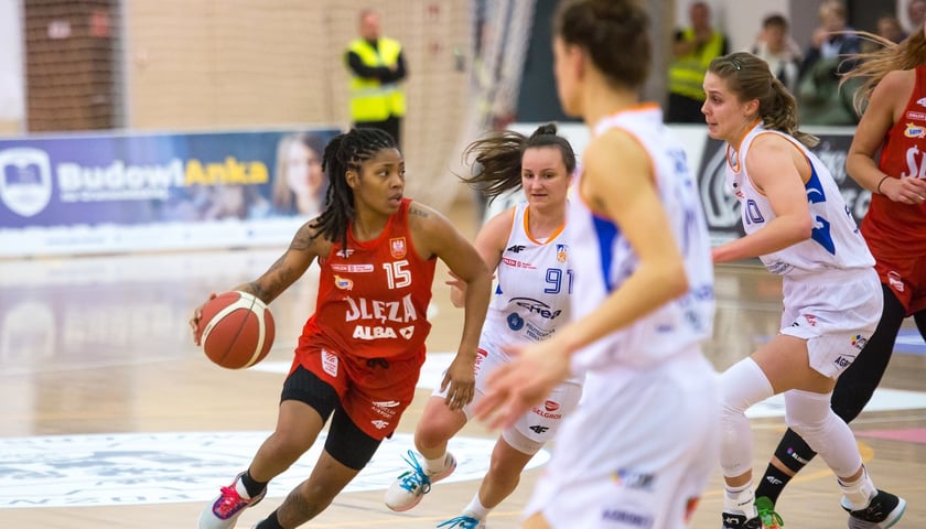 Koszykarki Ślęzy Wrocław i Enea AZS Politechnika Poznań podczas meczu