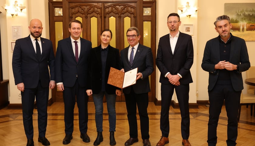 Prezydent Wrocławia Jacek Sutryk oraz przedstawiciele Platformy Obywatelskiej, Nowej Lewicy i Klubu Forum Jacka Sutryka, jednogłośnie popierający kandydaturę Barbary Labudy do tytułu Honorowego Obywatela Wrocławia