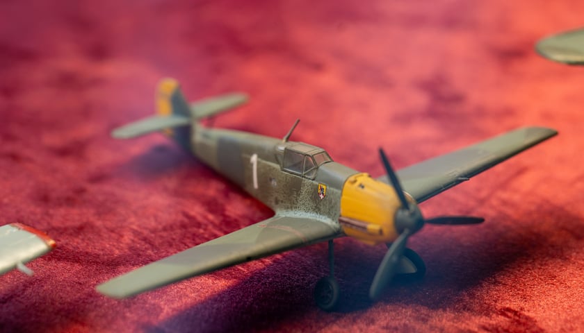 Model samolotu myśliwskiego z czasów II wojny światowej