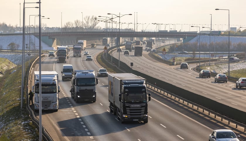 Samochody jadące Autostradową Obwodnicą Wrocławia 