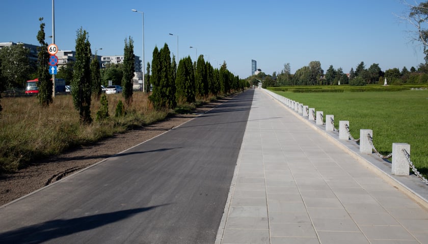 Droga rowerowa wzdłuż al. Karkonoskiej, która łączy Wrocław z gminą Kobierzyce.