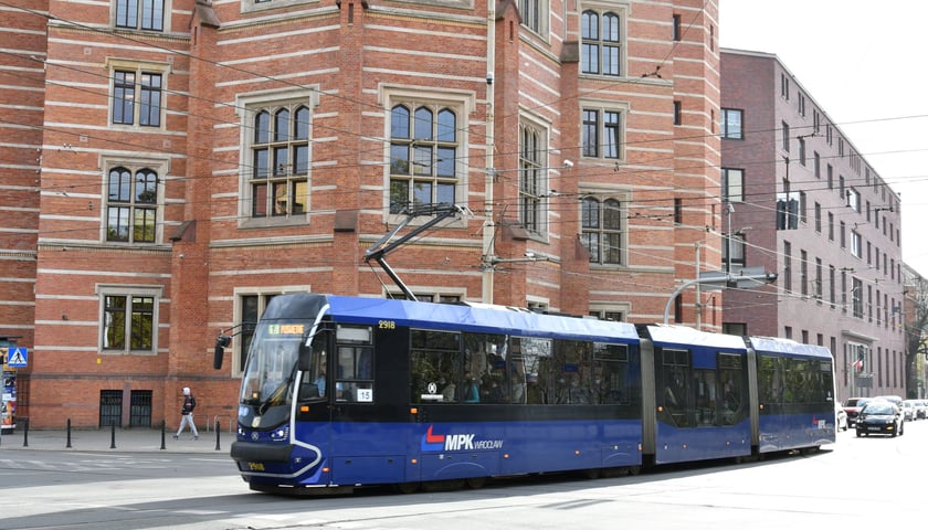 Tramwaj linii 15 na ul. Sądowej. 