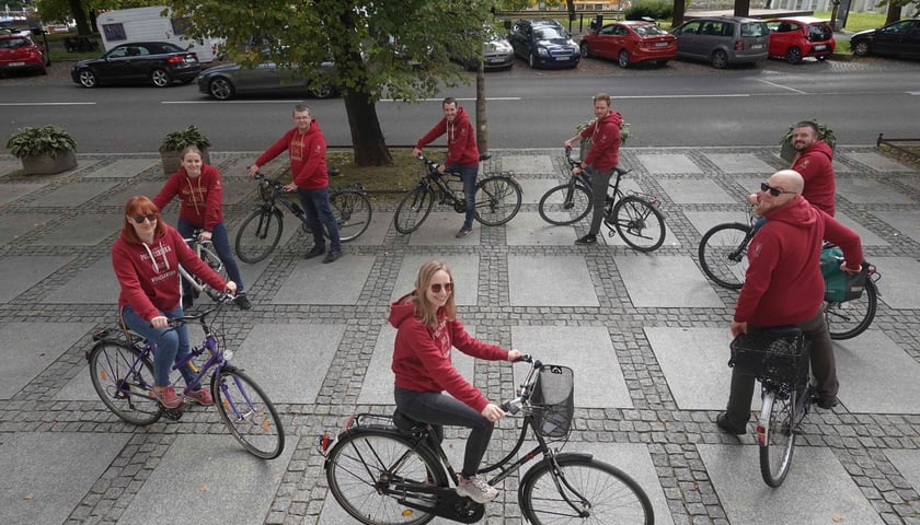 Grupa pracowników i studentów Politechniki Wrocławskiej na rowerach