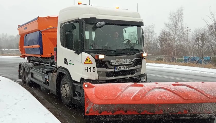 Służby podczas odśnieżania miasta / zdjęcie ilustracyjne