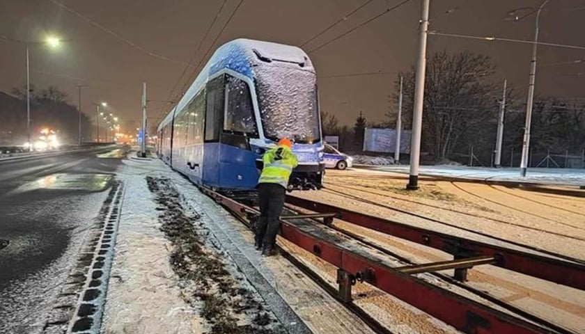 Rozładunek nowego tramwaju Moderus Gamma